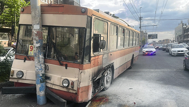 В Ереване троллейбус столкнулся с железным столбом и загорелся