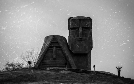 Тезисы, от «кадастровой бумаги» до замены горы Масис Арагацем, преследуют одну цель: не позволить нам осознать всю серьезность положения. Рубен Варданян