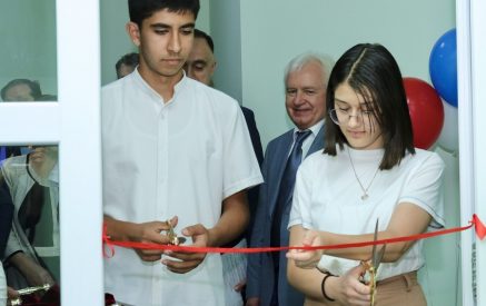 В школах Капана и Мегри открыли лаборатории «Армат»