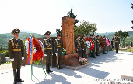 Араик Арутюнян почтил память павших за Родину и без вести пропавших воинов