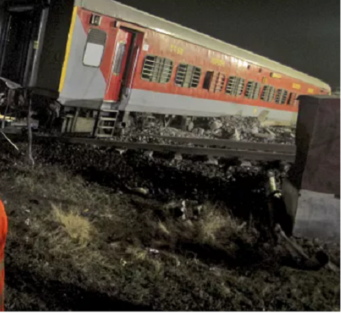 Индия: при столкновении поездов погибли около 300 человек. Euronews