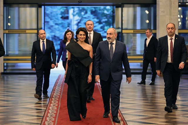 Никол Пашинян вместе с супругой посетил “Дворец Республики”, где вместе с главами государств-участников Второго саммита Европейского политического сообщества присутствовал на концерте классической музыки