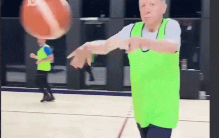 Эрдоган решил заняться баскетболом и опровергнуть слухи о своем плохом здоровье