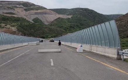 Азербайджан снял бетонные ограждения моста Хакари. Хикмет Гаджиев
