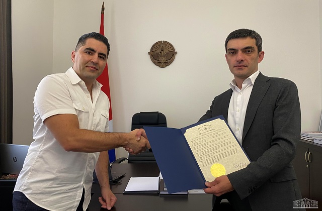Представитель армянской общины Аризоны передал министру иностранных дел прокламацию в поддержку права народа Арцаха на самоопределение