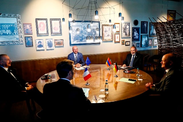 В Кишиневе стороны подчеркнули важность реализации прав и гарантий безопасности армян Нагорного Карабаха. Елисейский дворец