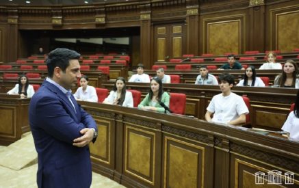 Ален Симонян встретился с учащимися культурно-просветительского проекта “Поезд памяти”