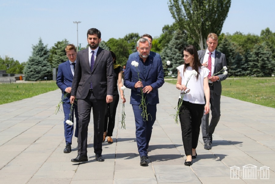 Председатель Комиссии по международным отношениям Бундестага ФРГ посетил мемориальный комплекс в Цицернакаберде