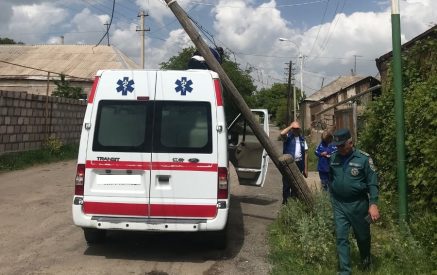 В Мартуни на машину скорой помощи упал столб