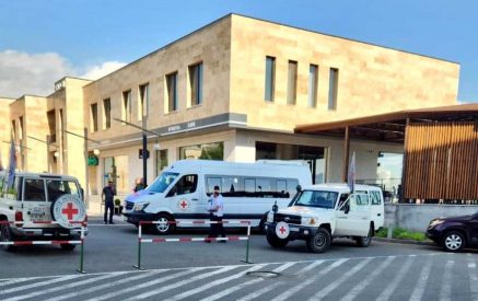 Еще 16 пациентов из Арцаха были доставлены в Армению микроавтобусом МККК