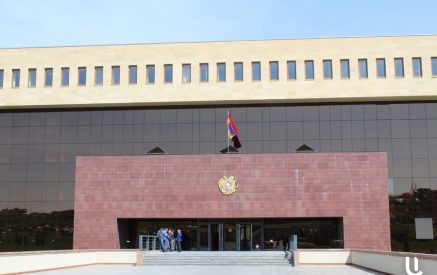 Подразделения ВС Азербайджана открыли огонь по армянским позициям