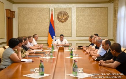 Араик Арутюнян провел совещание по актуальным гуманитарным вопросам и проблемам безопасности 