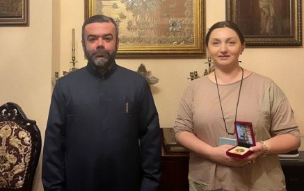 Медаль «Ованес Туманян-150» Армянской Епархии в Грузии журналистке Рузанне Вардересян