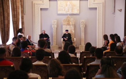 Католикос Всех Армян принял молодых армян диаспоры из разных проектов ВАБС