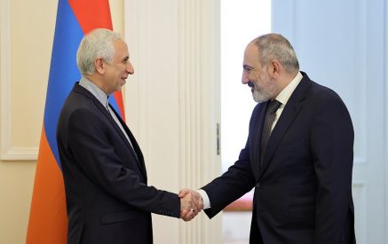 Пашинян провел прощальную встречу с послом Ирана в Армении