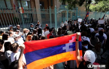 «Хватит смотреть со стороны, как хулиганская политическая группа Азербайджана пытается довести до конца геноцид армян». Акция протеста перед посольством Франции