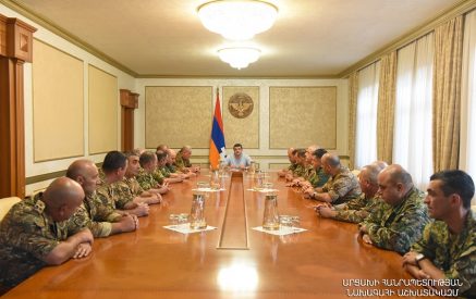 Араик Арутюнян встретился с командным составом Армии обороны Республики Арцах