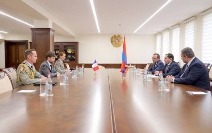 Министр обороны РА поздравил посла Декотиньи и подполковника Арно Эли с началом миссии в Армении и пожелал продуктивного сотрудничества