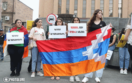 Акция протеста возле посольства России: «Сообщите в Москву, в МИД, что вы должны вернуть парней как можно раньше»