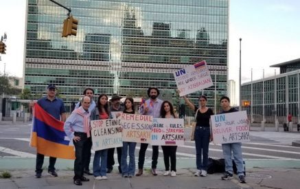 Молодая пара ехала 2 часа, чтобы принять участие в демонстрации возле штаб-квартиры ООН в Нью-Йорке