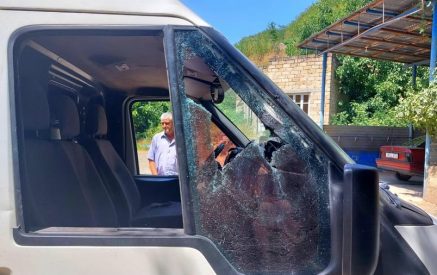 В результате выстрелов с азербайджанских позиций поврежден гражданский автомобиль