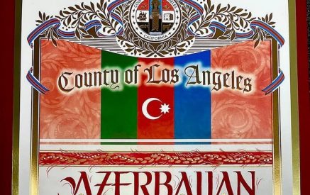 Армяне Лос-Анджелеса окружили здание консульства Азербайджана