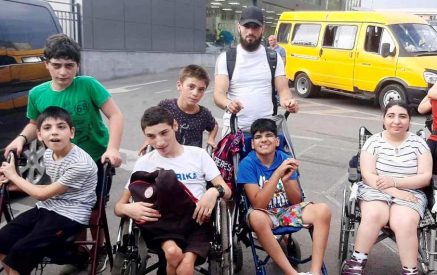 «Они приехали из Ванадзора в Ереван с одним желанием: попасть в аквапарк. Но детей внутрь не пустили. Объяснение: вы будете мешать остальным».