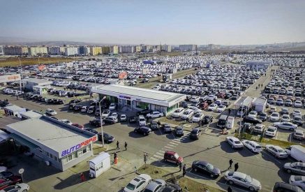 В рамках санкций ЕС запрещен реэкспорт автомобилей из Грузии в Россию и Беларусь. JAMnews