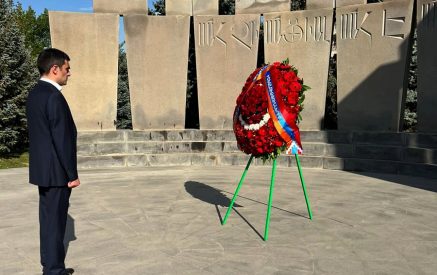 Сергей Газарян также возложил цветы к могилам тех военнослужащих, чьи семьи из-за длительной блокады Арцаха не имеют возможности посетить «Ераблур»