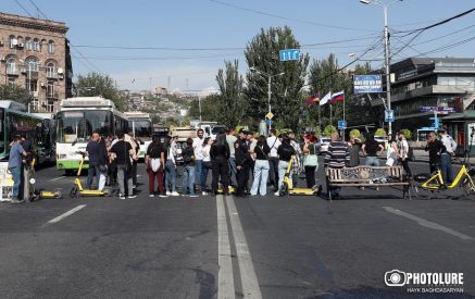 «Тот, кто не защитит Арцах, не защитит ни Сюник, ни Ереван и ни одну из ваших семей». Молодежь делает акцию протеста