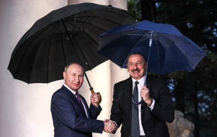 В беседе с Путиным Алиев выразил готовность оказать финансовую помощь семьям погибших миротворцев