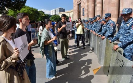 Группа студентов присоединилась к гражданам, митингующим на площади Республики