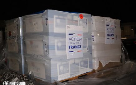 Медицинское оборудование и лекарства из Франции для лечения тяжело раненых вынужденных переселенцев из Нагорного Карабаха