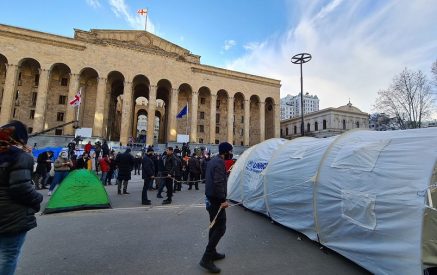 Парламент Грузии принял законопроект о запрете палаток во время протестов. JAMnews