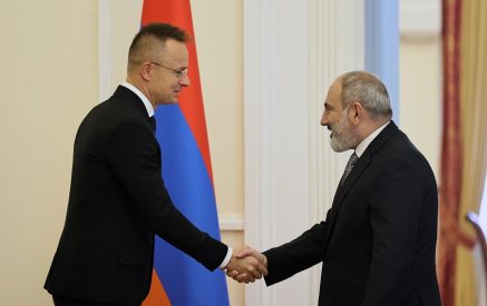 Петер Сийярто поблагодарил за теплый прием и подчеркнул положительную динамику в двусторонних отношениях, отметил важность взаимных визитов между Арменией и Венгрией на высоком уровне
