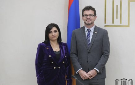 Тагуи Товмасян сообщила послу Великобритании, что Республика Арцах, независимо от места проживания армян Арцаха, де-факто и де-юре существует, а права и проблемы армян Арцаха не ограничиваются только гуманитарной составляющей