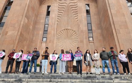 «Не имеешь мандата». Возле мэрии Еревана проходит акция протеста против Тиграна Авиняна