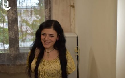 Мэри, потерявшая обе руки в результате обстрела со стороны азербайджанцев, желает всем арцахцам такого же празднования новоселья, как у нее