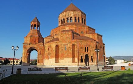 Последняя литургия в кафедральном соборе Степанакерта