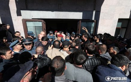 Граждане, вынужденно переселенные из Арцаха, проводят акцию протеста возле здания представительства Арцаха в РА