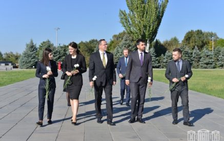 Делегация во главе с вице-спикером Сейма Литвы посетила мемориальный комплекс в Цицернакаберде