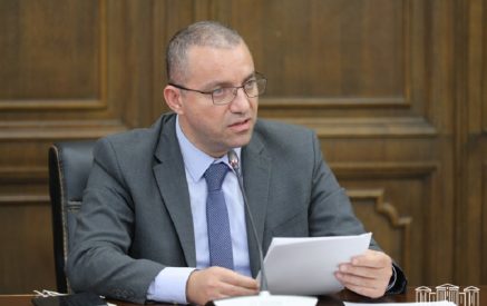 Министр экономики Армении подал в отставку