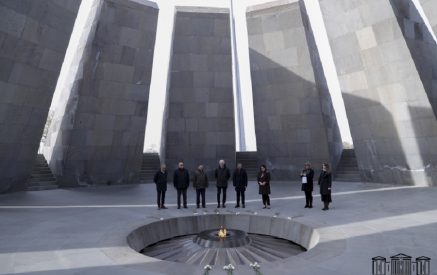Литовские парламентарии посетили мемориальный комплекс в Цицернакаберде