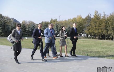 Члены группы дружбы Эстония-Армения посетили мемориальный комплекс в Цицернакаберде