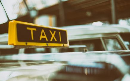 В Ереване, таксист, в качестве компенсации за секс, предложил бесплатную услугу болельщице команды Уэльса
