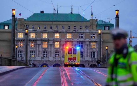 В Чехии день национального траура по жертвам стрельбы в Карловом университете. Euronews