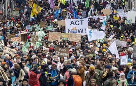 Тысячи людей в Брюсселе вышли на акцию в защиту климата. Deutsche Welle