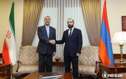 В МИД Армении состоялась частная беседа министров иностранных дел Армении и Ирана
