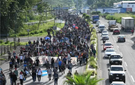 Тысячи мигрантов прошли маршем к границе США в Мексике. Deutsche Welle