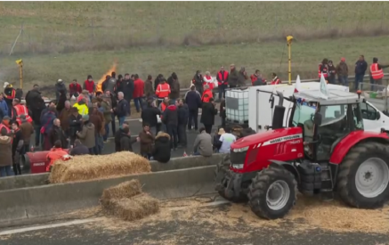 Тракторы под Парижем и перекрытые дороги: фермеры продолжают протесты. Euronews